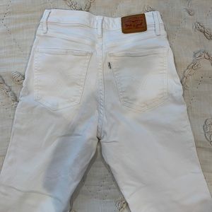 white levi jeans